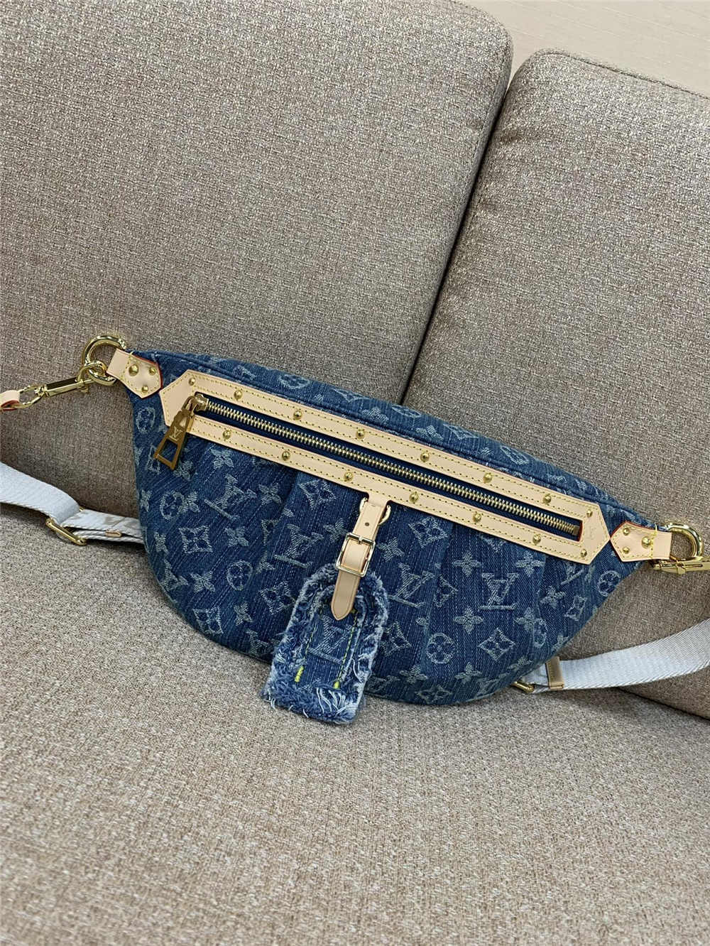 Louis Vuitton Bumbag M46837   size：38x16x7.5cm 2025 new 